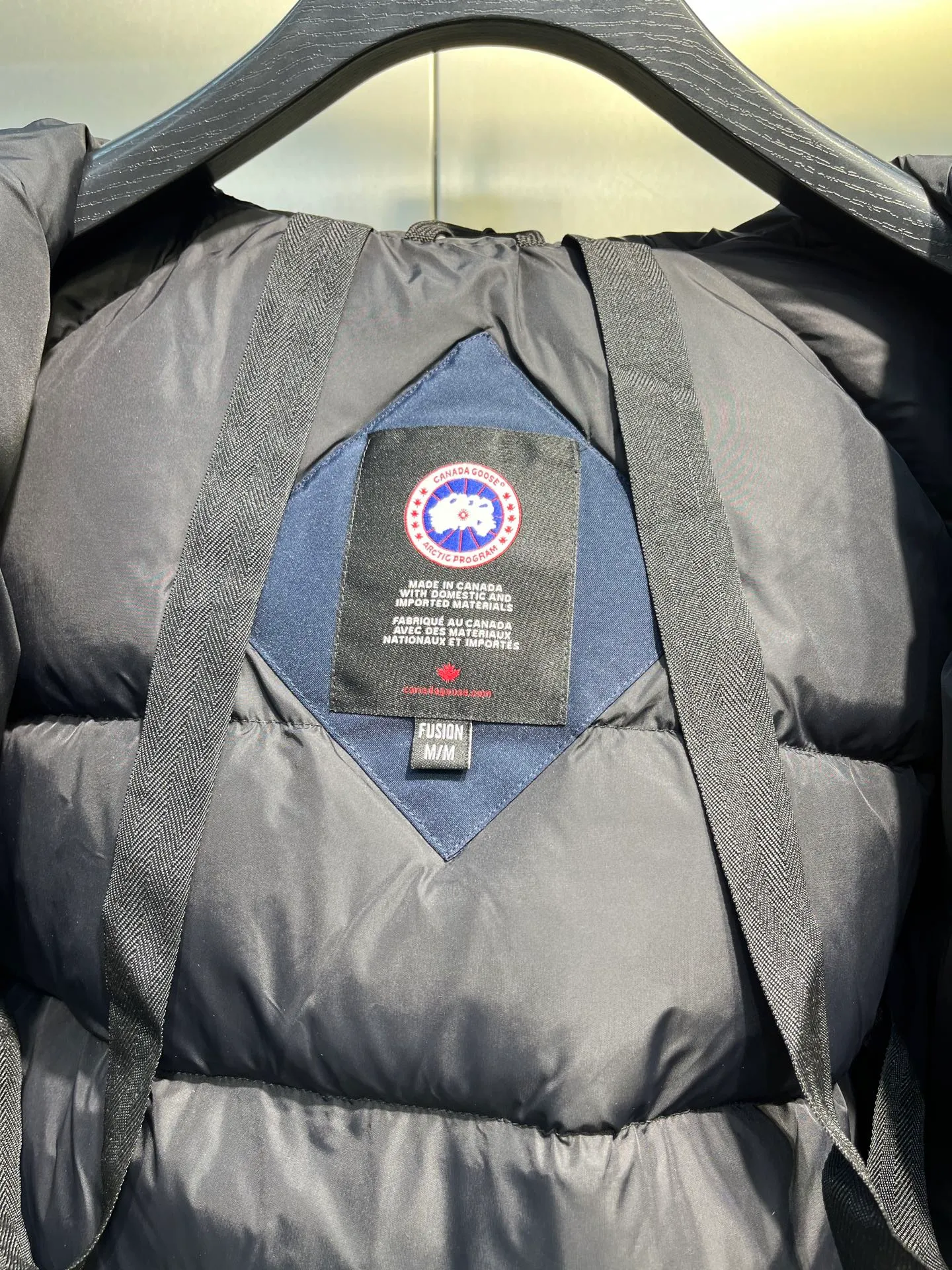 P780 CANADA GOOES 02 model Chilliwa bomber jacket 02 model, chosen by Arctic and Antarctic scientific expedition teams as their cold-proof equipment, the Rolls-Royce of down jackets. ➖ Industry-leading anti-counterfeiting chip sensing. ➖ Imported Behringer embroidery machines and customized embroidery labels, the highest level and industry leading. ➖ Imported Korean 21-count polyester-cotton blended original fabric, TC85 waterproof coated fabric, water-repellent, windproof and wear-resistant. ➖ The new national standard 80 white duck down is filled with an average of 520 grams of down. The amount of down filled is industry-leading. ➖ 100% nylon lon lining with double double-layer sealing design to prevent velvet running, seamless thread design on cuffs! ➖ Western Canadian Green Wolf Collar. ➖ Yoshida YKK provides original factory-customized electroplated sliders. YKK two-way lockable zippers are tight and smooth and do not peel off paint. ➖ 3M composite Velcro is durable and the accessories and hardware are all custom-made. Note: Our copywriting is only simple and clear. Instead of bragging about the copywriting, it is better to compare and understand with samples. Only for the purest, most focused, most professional, highest quality, and highest sex!  size：xs-xl